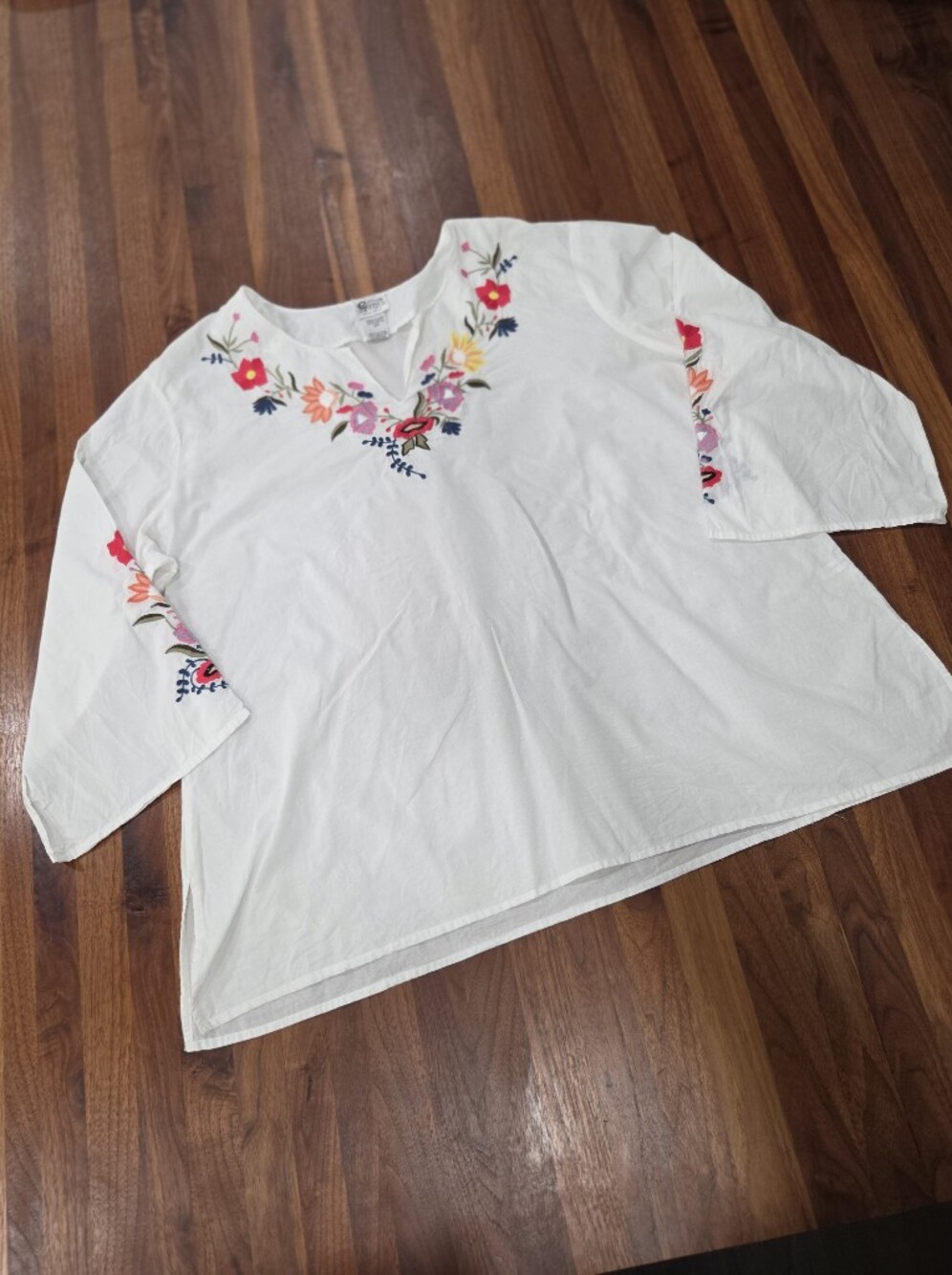 Embroidered White Floral V-Neck Women's Top Gunit Fashions New York  Size 2X
